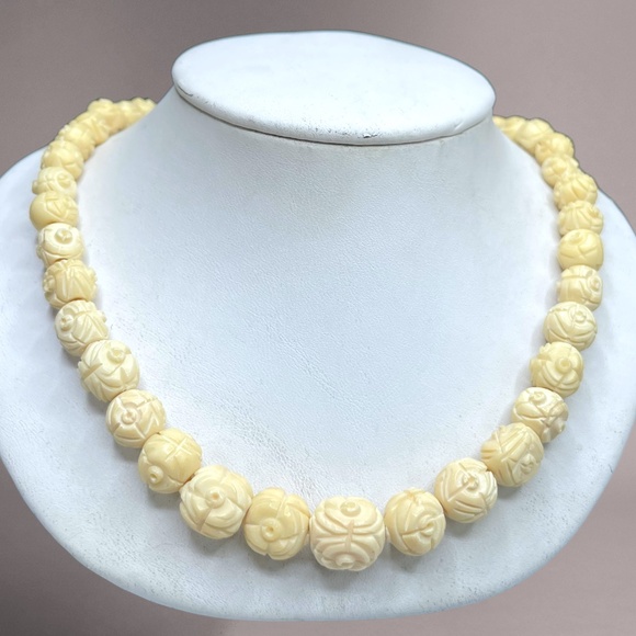 Vintage Carved Horn Necklace - Picture 12 of 13